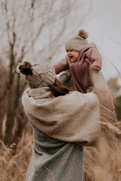 Anastasia Vogel mit ihrer Tochter in der Natur